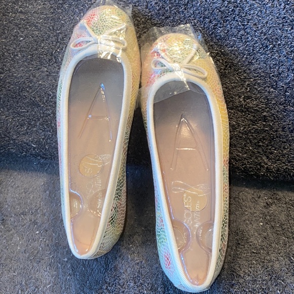 NWOT Aerosoles Ladies Multi Colored Shoes Size 6.5 W - Picture 4 of 10